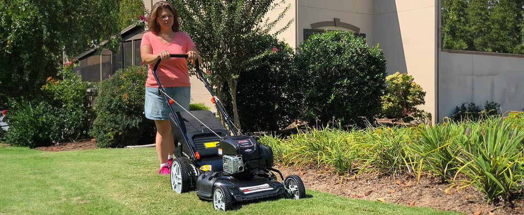 Self Propelled Lawn Mower Yard Force Briggs Stratton 150cc Engine 22-inch Deck 3-in-1 Mulch Bag Side Discharge 12-inch Wheels